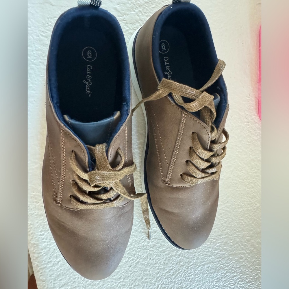Cat and Jack boys tie shoe size 6